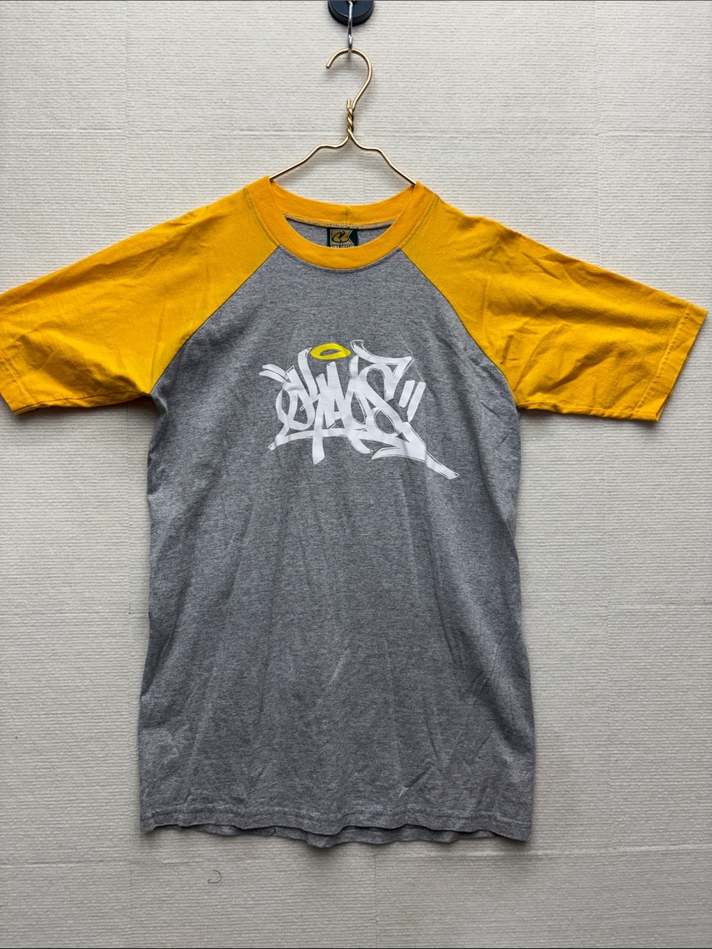 Men's Grey & Yellow Raglan Graphic T-Shirt vintage lg